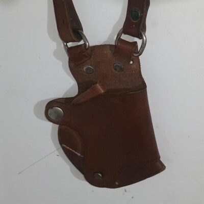 Funda sobaquera. De cuero para pistola.