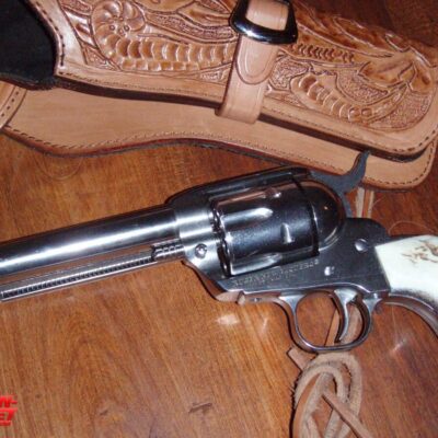 FUNDA DE CUERO EXTERNA DERECHA CON PASA CINTO PARA REVOLVER DE 6